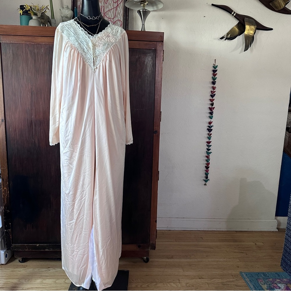 Women's Vintage Long Lace-Trim Nightgown and Robe Set - Soft Light Pink